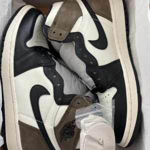 Jordan 1 Mocha EU 41 - DSWT Jordan 1 Mocha. Size US 8,5 EU 41. Kvitto finns. 