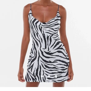 Zebra klänning asos strl xs - Zebraklänning från asos helt oanvänd med lapp kvar. Satin material. Storlek xs. Helt slutsåld