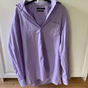 Snygg lila skjorta som man kan använda som oversized eller klänning. Köpt på herravdelning. Aldrig använd. 