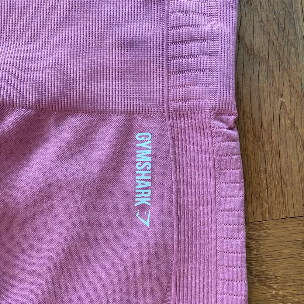 Rosa gymshark-tights med ”håldetaljer” som säljs eftersom jag köpte de av misstag. Nyskick utan skavanker, färgen är mer rosa (ej lila) än vad som framgår på bilderna. Möts i Stockholm eller fraktar mot tilläggskostnad.. Övrigt.