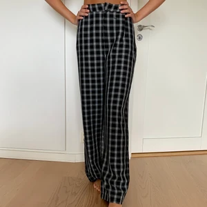 Madlady X Ribecka Kostymbyxor Medium - Rutiga kostymbyxor från Ribeckas kollektion med Madlady. Aldrig använda. Köpta för 499kr 💕