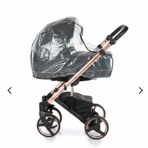 Svart & guld barnvagn - Barnvagnen har köpts i mars 2021. Kommer med både liggdel & sittdel plus regnskydd/myggnät. 