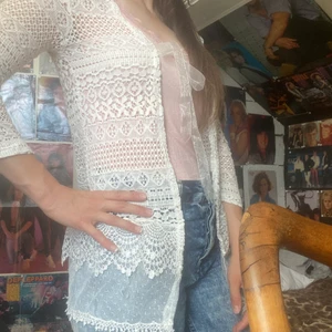 Spets cardigan - Söt spets cardigan i fint skick knappt använd. Katt i hemmet. Strolek uppskattad. 