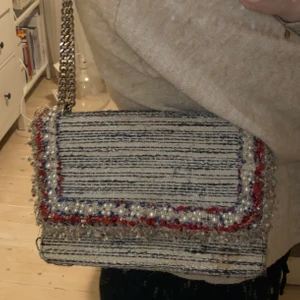 väska  - skitfin väska från zara, har en lite fläck på sig men syns bara med blixt, rymlig och bra skick annars. frakt står köparen för 💓