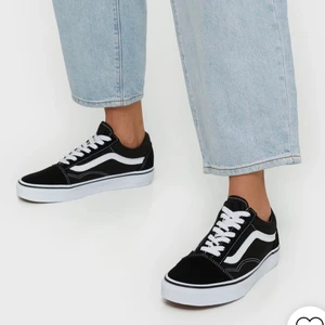 vans oldschool  - säljer dessa in princip oanvända vans oldschool plattform. har använts mindre än 10ggr och är i superbra skick. får tyvärr ingen användning av dem längre men hoppas nån annan kan få. Inköpspriset ligger på 800kr men säljer för 350+frakt 💓