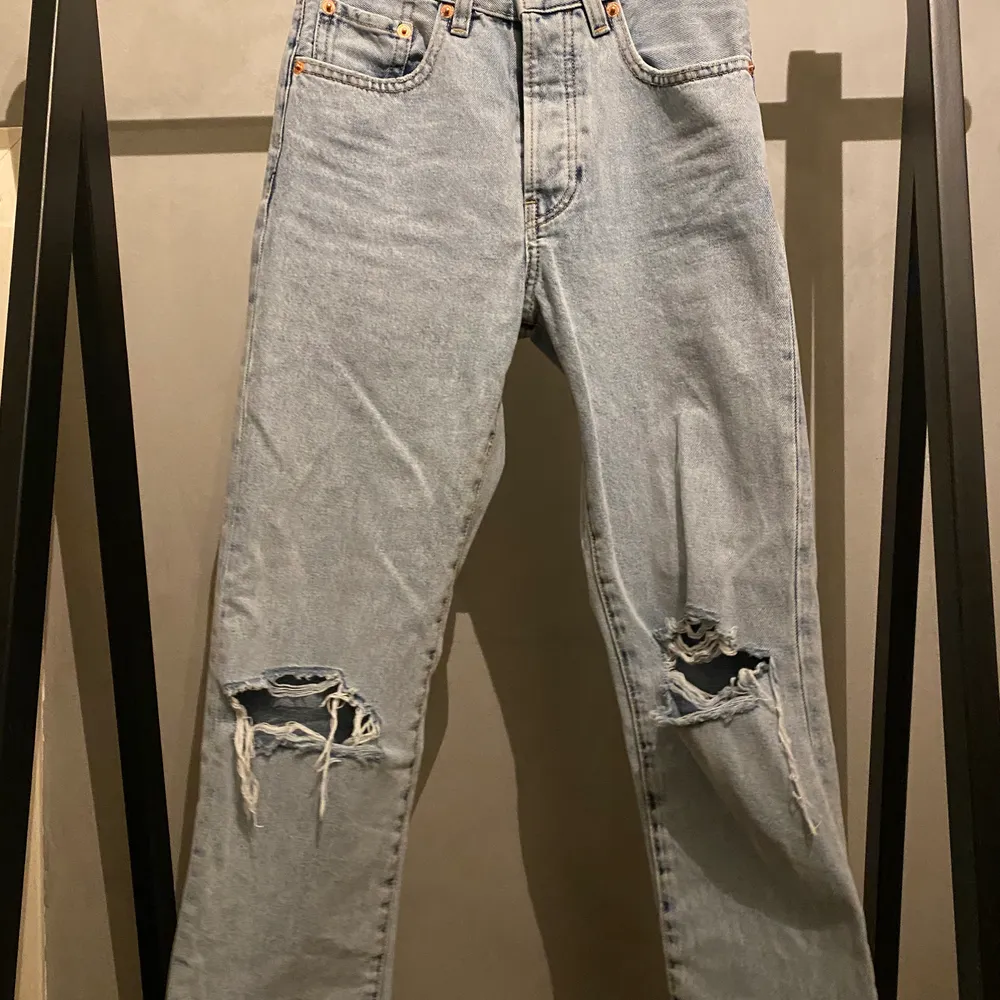 Ett par jättefina ljusblåa mango jeans med storlek 32. De är knappt använda och i ett bra skick. Säljer då det blivit för små. (Köparen betalar för frakten). Jeans & Byxor.