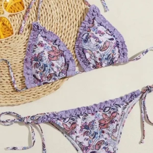 Bikini  -  En så fin och söt bikini men tyvärr för liten för mig! Aldrig använt, köpt här på plick! Köparen står för frakten! 💕