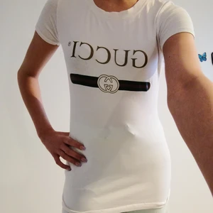 Äkta gucci t-shirt i storlek S som säljs för  - Det är en äkta gucci t-shirt och modellen är för kvinnor men funkar även för män. T-shirten är i storlek S och passar folk som har storlek xxs och xs. Den är använd ungefär 30 gånger av min storesyster men den passar inte henne längre och gav den till mig. Gucci är inte min smak direkt och därför vill jag sälja den. Original priset är 3900 men jag säljer den för 1500kr