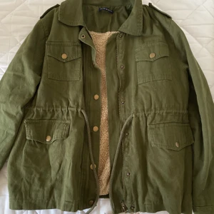  Vårjacka  - Fin vårjacka från Brandy Melville med teddytyg på insidan. Jackan är endast andvända en gång så den är som ny. Jackan är One size, men den passar XS-M💗💗 köparen betalar frakt💗