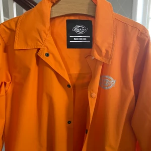 Dickies regnjacka - Denna snygga regnkappa är perfekt nu när vi går mot varmare tider. Kommer tyvärr inte till användning. Skriv vid intresse/fler bilder 