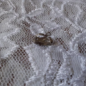 Örhängeklipps - Okänd metall, tror man ska ha det som klippsörhänge om man inte har hår och sen får man stoppa något pynt i hålet elker ha det som de är