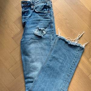 Säljer dessa extremt populära jeans från Zara. Dem är sparsamt använda🤍🤍 storlek 34!!