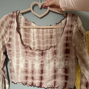 Tröja shein - Säljer denna populära tröja från Shein. Fick hem den häromdagen men de blev fel storlek så säljer den helt i nyskick .  30kr+frakt . BUDA I KOMMENTARERNA DÅ FLER ÄR INTRESSERADE 