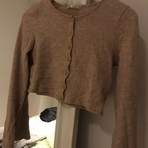 Kroppad tröja ifrån zara - Säljer denna kropade långarmade tröjan ifrån zara med knappar!! Den e jätte skön i materialet och är lite beige i färgen 