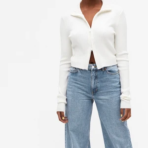 Vida, högmidjade monki jeans - Storlek 31 ( ungefär 40-42/ M-L ) säljer pågrund av blivit förstora! små slitningar längst ned på ena benet, därför lägre pris! Köpt för 599 kr, säljs för 350 + frakt eller högst bud!