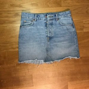 Jeanskjol  - Snygg jeanskjol i storlek 34. Hör av dig om du är intresserad. Fraktkostnad står köparen för. 