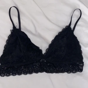 Bralette från Nakd i spets!! - Superfin bralette från nakd, spetsmaterial! Aldrig använd bara testats 1 gång. Strl M men passar en S. 