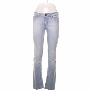 Lågmidjade jeans - Ett par lågmidjade utsvängda jeans från Gina tricot. Jeansen är i storlek 26/32 och sitter bra för mig i midjan och lite förbi ankeln på mig som är 1.69 lång och har ca 24-25 i midja. Jeansen är i bra skick och är inte utvättade. Betalning sker via swish och fraktar spårbart som kostar 66kr! Hör av er vid funderingar eller vid intressen!