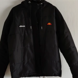 Ellesse Jacka - Säljer min Ellesse jacka, den är i bra skick och mycket skön! På mig som är 176 och har storlek S/M blev storlek 40 lite oversize 😘