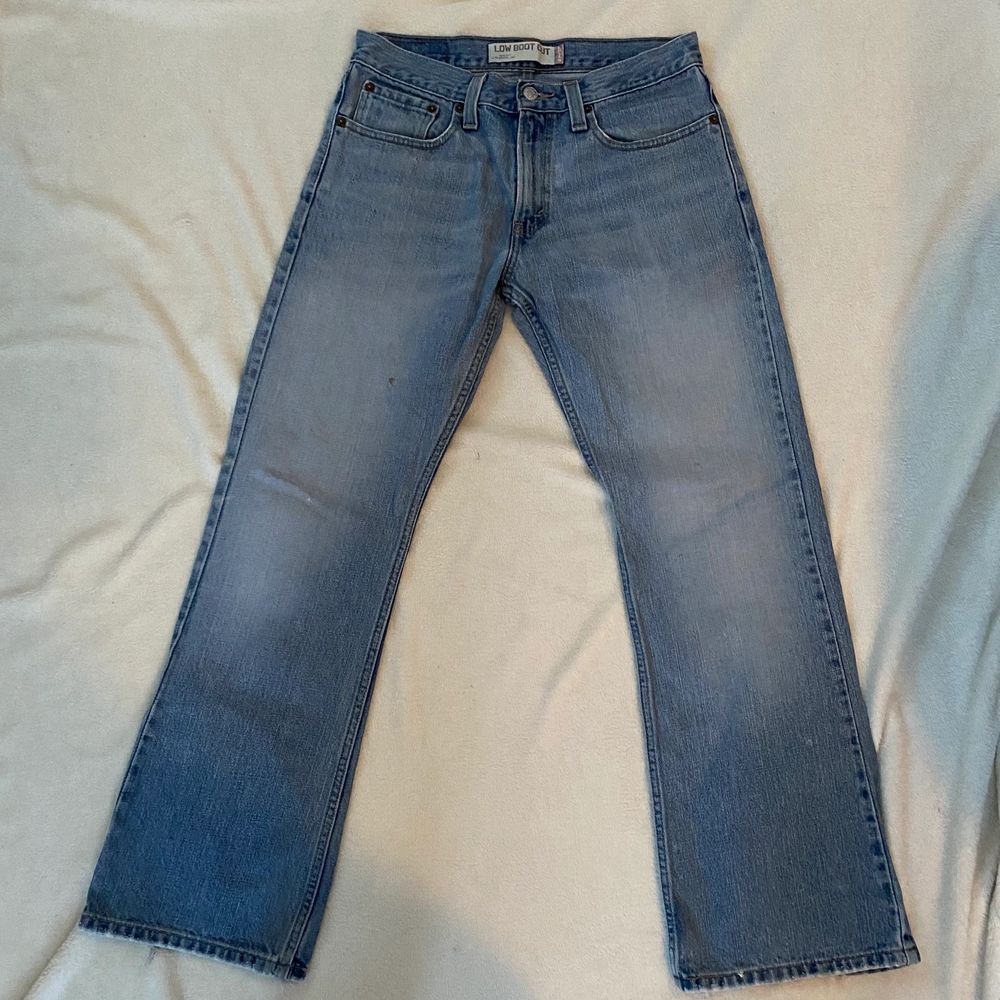 Fina Levis jeans i begagnat skick. Finns en liten fläck på vänstra benet som syns på bild! Samt att jeansen är lite slitna i slutet på benen. Mått på jeansen på golvet: beninnerlängd: 74 cm. Midjemått från sida till sida: 37 cm Bud från 150 kr 😇 Budstopp sätts efter första budet! 💕. Jeans & Byxor.