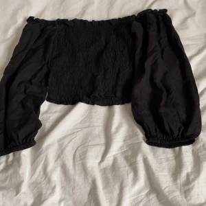 Bikbok - Jätte fin blus som man kan matscha med nästan allting. Priser kan diskuteras. 