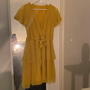 Superfin gul klänning den band i midjan. Den är i storlek S men passar definitivt M också då jag är det. Den är oanvänd och säljer eftersom den inte kommit till användning än. Perfekt till sommaren!!