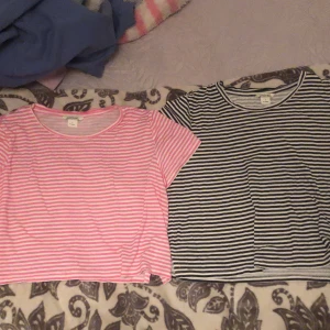 Magtröja - Två söta toppar/magtröjor/t-shirts från monki i randigt mönster. Fint skick och endast använda hemma fåtal gånger. Nypris 50 kr. Säljer båda för 70 kr, eller var och en för 30 kr/styck.