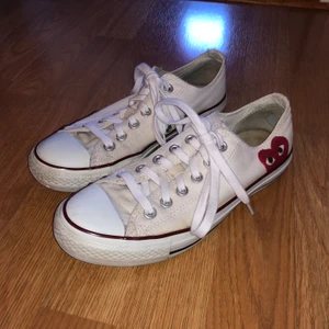 commes des garcons converse  - Custom converse med commes des garcons motiv, gjorda av lorem design med högsta kavlité färg som inte lossnar! Hör av er om ni har frågor!