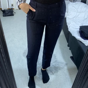 Kostymbyxor - Säljer mina läckra kostymbyxor från pimkie. Man kan style’a dessa hur som helst då det finns glittriga trådar längst byxan. De är i storlek 36 och sitter fint på😍 pris kan diskuteras på alla mina plagg såklart😌 Frakt kostnaden kan kollas upp