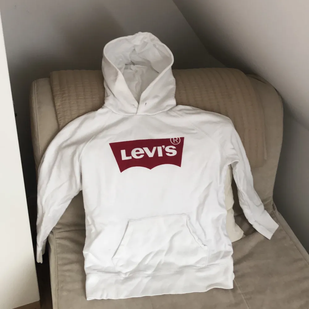 Vit hoddie med levi’slogga på. Hoodies.