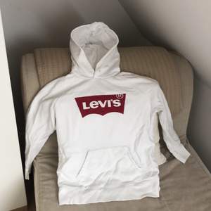 Vit hoddie med levi’slogga på