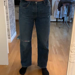 Utsvängda jeans med hål  - Superfina mörkblåa raka jeans från zara, hål på ena benet och även lite slitningar. Säljer då jag inte fått användning av dom. Pris: 165kr + 66kr frakt 🤍😇