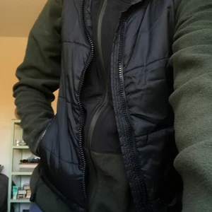 Svart väst - Svart väst som säljes pga för liten för mig. Knappt använd. Står storlek 40 i västen men skulle säga att den är 36/38! Kan skicka/mötas upp