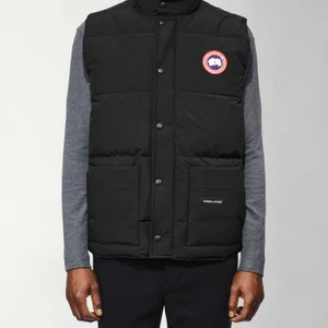 Canada Goose väst - Canada Goose väst i storlek M. Bra kvalité men zippen e borta så man får använda knapparna istället. 