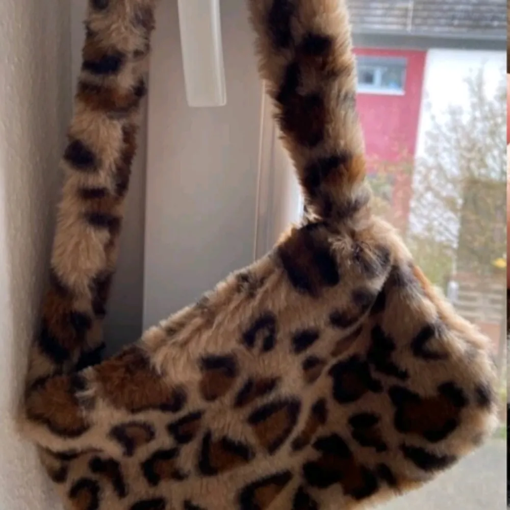 Leopard print absolutely georgoues, used a few times but still looks new. Really cute with nice material. Väskor.