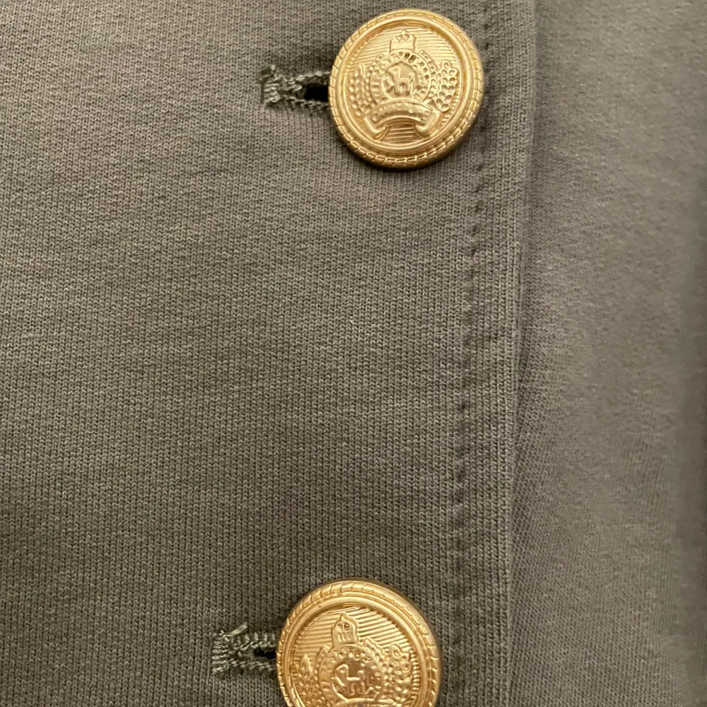 Fin blazer med guld knappar i khaki grön ny aldrig använd med prislapp kvar. Jackor.