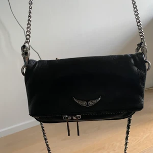 Zadig väska  - Säljer min svarta Zadig Voltaire väska, de är den lilla modellen. Den har slitits litegrann på dragkedjan annars i väldigt fint skick! 700kr +frakt