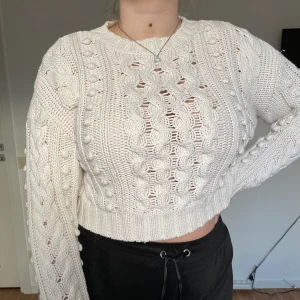 Stickad tröja - krämvit - Säljer min stickade tröja ifrån Chiquelle då jag inte använder den. 💔 Använd 1-2 gånger och är i fint skick och storleken är i onesize så passar dom flesta. Skicka privat för eventuella frågor, köparen står för frakt! 😇