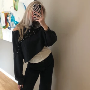 Långärmad croptop  - En svart croppad tröja från Zara. Sista bilden visar hur sicksack hålen ser ut. Storlek S🤍