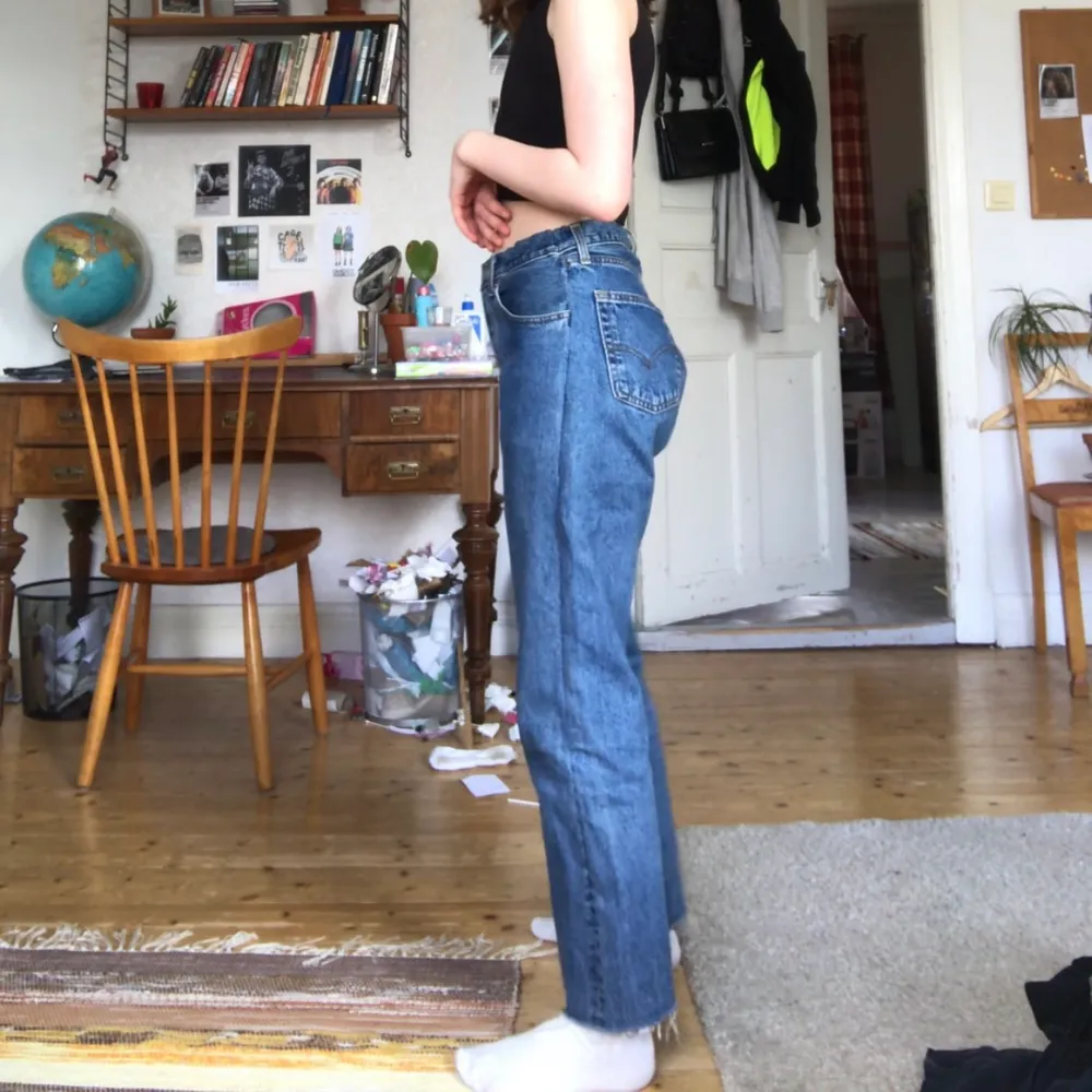 Fina mörkblåa jeans från levis, jag är 170 för referens, insydda i midjan med resår (som går att ta bort om man vill), knäppgylf. Jeans & Byxor.