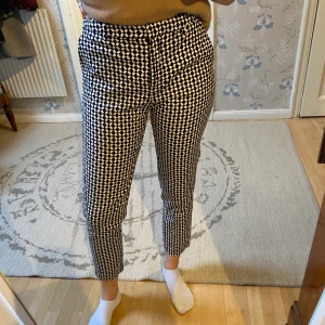 Prickiga kostymbyxor - Världens finaste kostymbyxor från H&M!! Säljer på grund av fel storlek! Supersköna och sitter så snyggt på😍 helt slutsålda på hemsidan!!