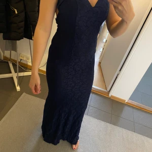 Långklänning - Fin mörkblå långklänning, använd 1 gång 