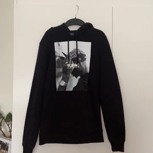 Snygg Tupac Hoodie  - En väldigt snygg hoodie som återigen va för för liten för mig från första början, så den är använd få gånger. Nypriset var 400kr och jag har haft den ca 1 år. Jag själv tycker den är supersnygg men den sitter inte bra på mig. Frakt ingår inte 💞 köpt från Zalando