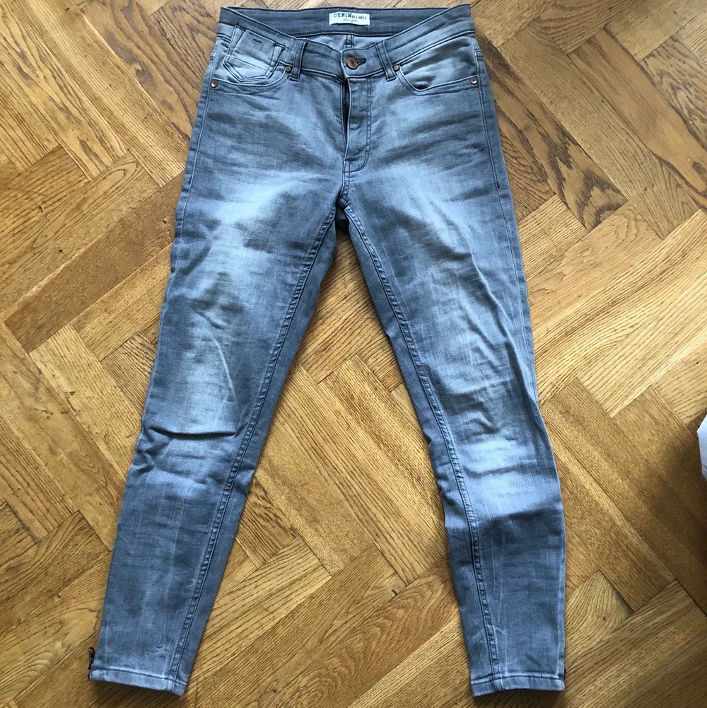 Vanliga grå jeans, bra passform, kortare i benen med dragkedjor på sidorna av nedre benet, true to size, köparen står för frakten. Jeans & Byxor.