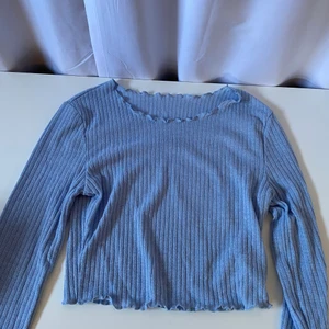 Blå topp - Toppen är i storlek s men den är rätt liten i storleken. Den är aldrig använd endast testad. Säljer den för 40 kr plus frakt på 24kr❤️