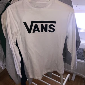 Vans Tröja - Långärmad T-shirt från Vans. Använd fåtal gånger men i bra skick. Barnstorlek L men passar XS.