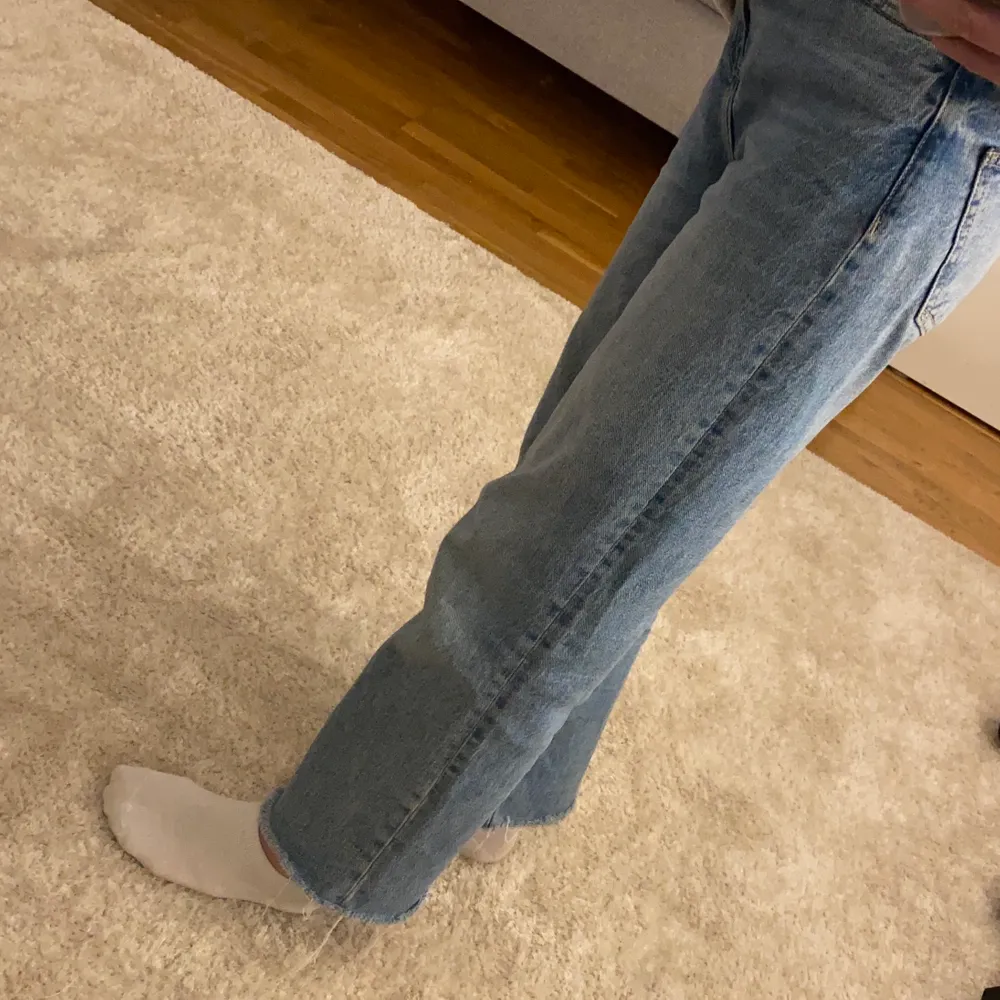 Säljer dom här byxor för att dom inte kommer till användning längre. Bra skick.Blå högmidjade jeans med ”slitet”  där nere (köpta så så inte avklippta ) storlek xxs och köpare står för frakt💕. Jeans & Byxor.