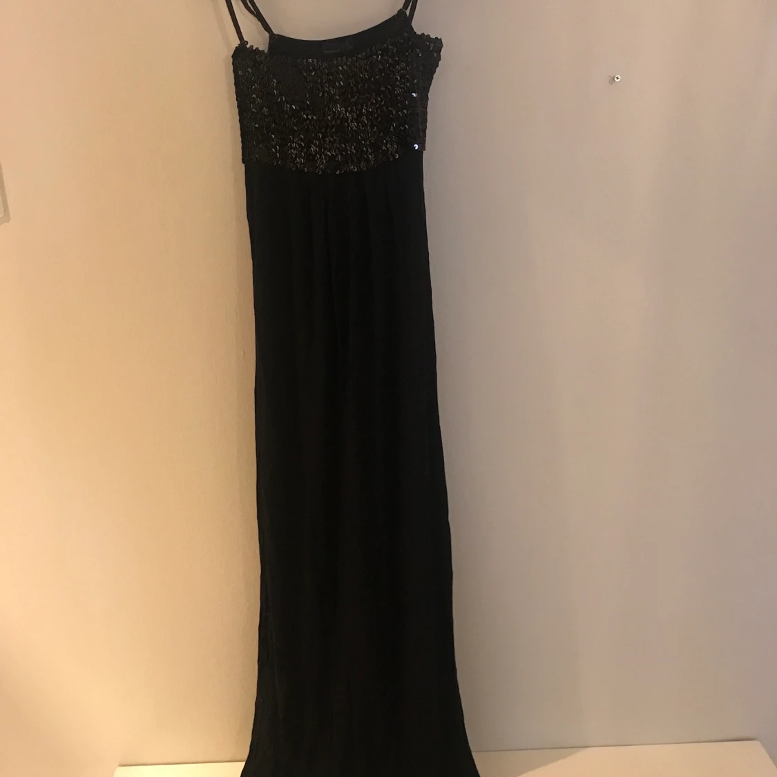 Långklänning med paljetter stl XS