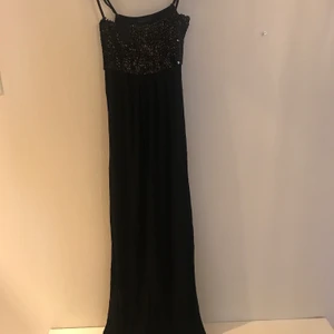 Långklänning med paljetter stl XS - Svart långklänning med paljetter upptill, använd fåtal gånger, fint skick
