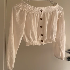 Off-shoulder för vår/sommar - Fin vit off-shoulder köpt från H&M. Passar mig som S då den är stretchig 